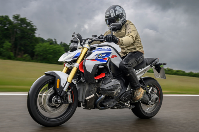 BMW R1300Rで走行する男性ライダーの姿