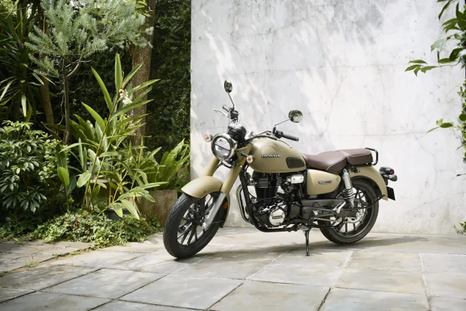 【嘘だろ】2025モデル『GB350 C』が突き抜けカラーに!? これまで以上に「新車で買えるバイク」だと思えなくなって新登場です！【Honda2025新車ニュース】