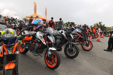 KTM ORANGE BLOOD ミーティング 箱根開催時のようす。バイク来場者が多数