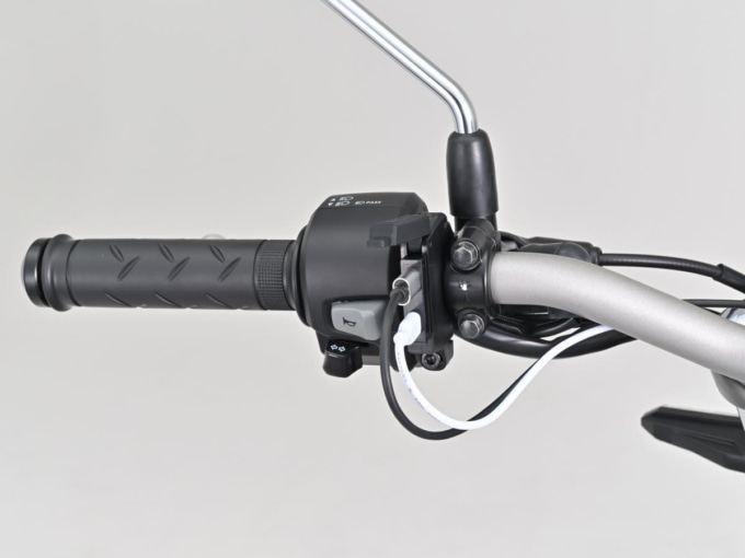 デイトナ　バイク専用電源 スレンダーUSB Type-C+Type-C（PD3.0/PD3.0）　ハンドル設置図