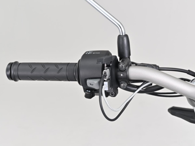 デイトナ　バイク専用電源 スレンダーUSB Type-A+Type-A（QC3.0/QC3.0）　ハンドル設置図