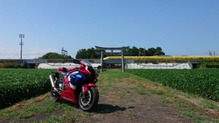 ドクターイエローとバイク