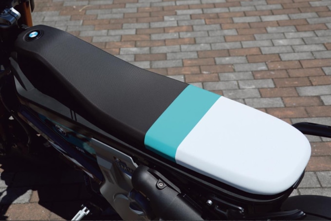BMW CE 02のシートを上から撮影した画像。個性的なデザインとコンパクトさ、クッション性の高さが確認できる