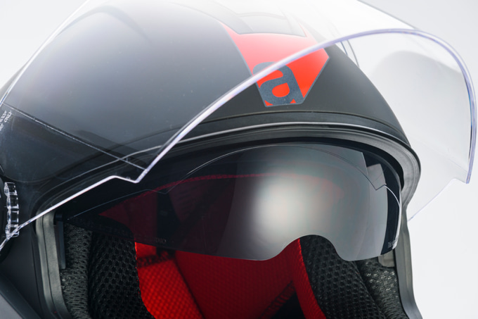 アプリリア純正ヘルメットプレゼントキャンペーン ヘルメットスモークシェードアップの図