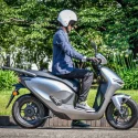 原付二種相当のEVスクーター『CUV e: 』ってどんなバイク？ 足つき性や航続距離など実際に触れて「わかったこと」を解説します！【Hondaバイク資料室／CUV e:（2025）】