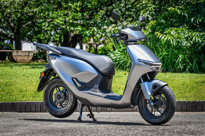 原付二種相当のEVスクーター『CUV e: 』ってどんなバイク? 足つき性や航続距離など実際に触れて「わかったこと」を解説します!【Hondaバイク資料室/CUV e:(2025)】