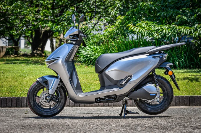 原付二種相当のEVスクーター『CUV e: 』ってどんなバイク? 足つき性や航続距離など実際に触れて「わかったこと」を解説します!【Hondaバイク資料室/CUV e:(2025)】