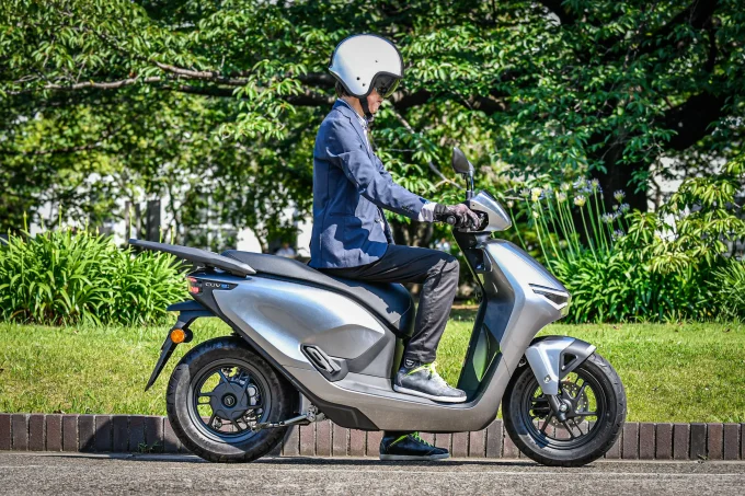 原付二種相当のEVスクーター『CUV e: 』ってどんなバイク? 足つき性や航続距離など実際に触れて「わかったこと」を解説します!【Hondaバイク資料室/CUV e:(2025)】