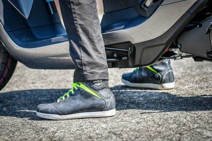 原付二種相当のEVスクーター『CUV e: 』ってどんなバイク? 足つき性や航続距離など実際に触れて「わかったこと」を解説します!【Hondaバイク資料室/CUV e:(2025)】