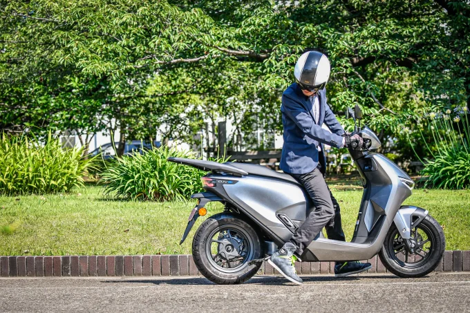 原付二種相当のEVスクーター『CUV e: 』ってどんなバイク? 足つき性や航続距離など実際に触れて「わかったこと」を解説します!【Hondaバイク資料室/CUV e:(2025)】