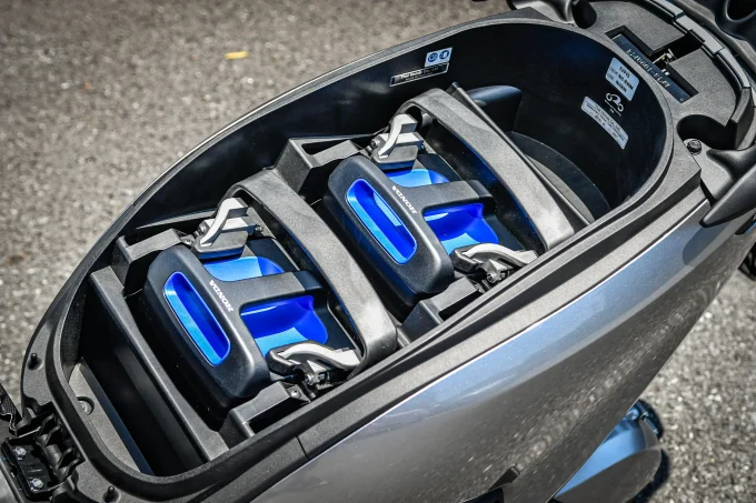 原付二種相当のEVスクーター『CUV e: 』ってどんなバイク? 足つき性や航続距離など実際に触れて「わかったこと」を解説します!【Hondaバイク資料室/CUV e:(2025)】