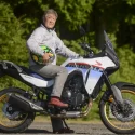 ゴールドウイング乗りのベテランライダー・高木さんがXL750 TRANSALPに跨がる様子。試乗前の自然な1枚。