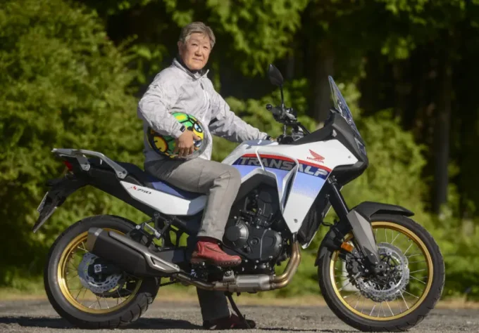ゴールドウイング乗りのベテランライダー・高木さんがXL750 TRANSALPに跨がる様子。試乗前の自然な1枚。