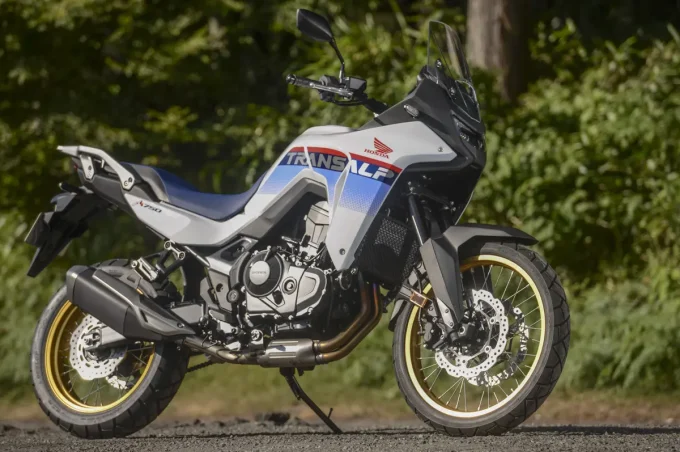 ホンダXL750 TRANSALPの右前方からの車体全景。ゴールドホイールとアドベンチャーデザインが際立つ。