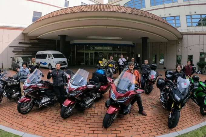 バイク仲間とのロングツーリング時の記念写真。多くのゴールドウイングが並び、高木さんも写る集合写真。