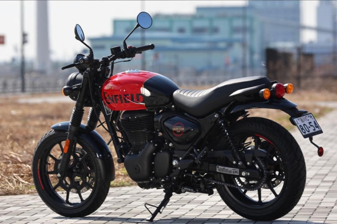 　ロイヤルエンフィールド・HUNTER350を左斜め後方から捉えた一枚。赤×黒のタンクとコンパクトなリヤまわりが際立つスタイリング。