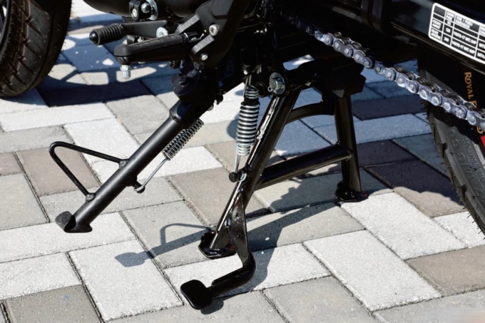 　メンテナンスに便利なセンタースタンドが標準装備されたHUNTER350。ライダーでも簡単に立てられる軽さが魅力。