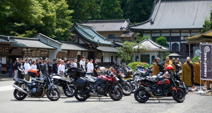 大雄山最乗寺で行なわれたバイク祈祷式の様子。複数のバイクとライダー、僧侶が並ぶ神聖な光景