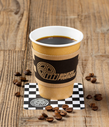 バイカーズパラダイス南箱根で提供されるブラックコーヒー。チェッカーフラッグ柄のコースター付き