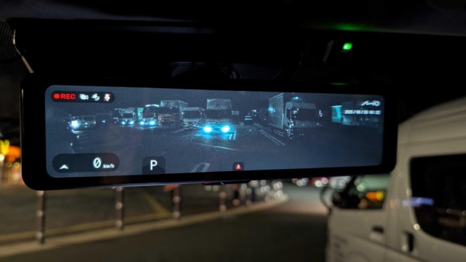 肉眼で見た夜間の駐車スペースをMiVue ER58のルームミラーで撮影。トラックなどの車両が肉眼で見るより鮮明に見えている様子