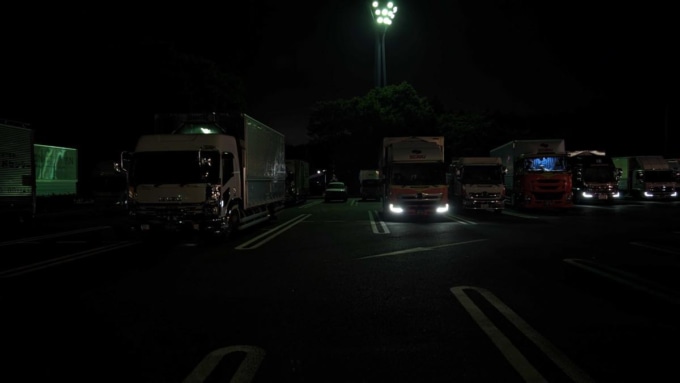 夜間の駐車スペースを実際に写真で撮影。肉眼の視界を再現し、暗く前方に車が薄ら見える程度