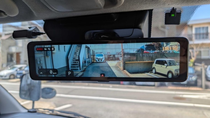 3カメラ仕様のMiVue ER58が車両前方を映し出しているルームミラー映像。肉眼で見るのと相違ない鮮明な視界確保が可能