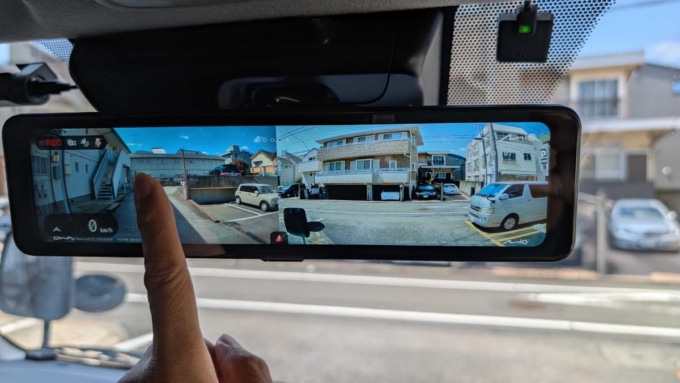 タッチ操作で前後カメラ・車内カメラをスムーズに切り替えられる3カメラ対応ドライブレコーダー