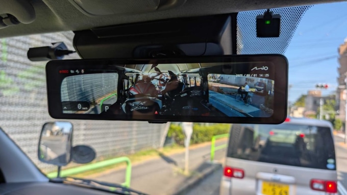 車内カメラで積載しているバイク状態を常時確認可能。積載チェックに便利なMiVue ER58の活用例。後部座席に座る子供の様子を確認するのにも使える