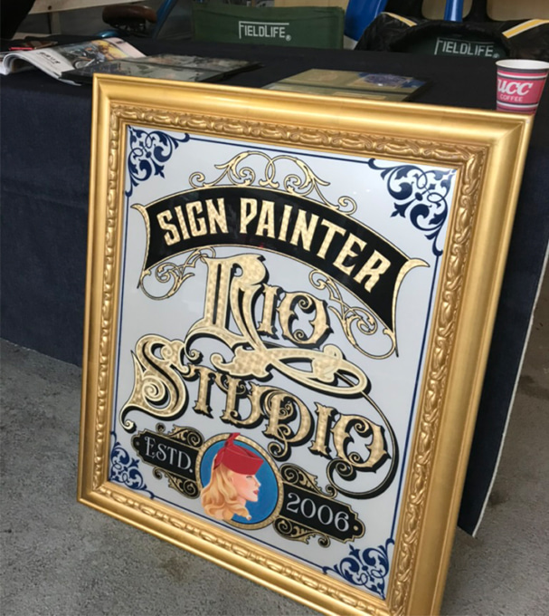 サインペインターRIO STUDIOの額装サインボード展示。手描き文字のアート作品。