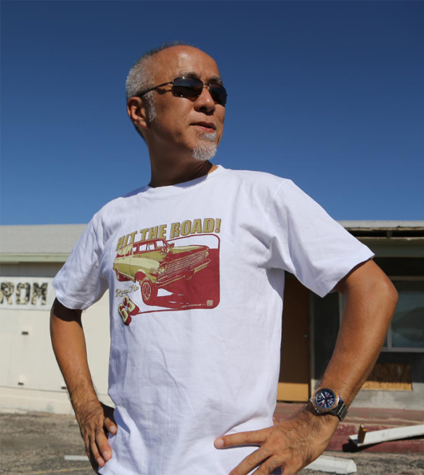 Tシャツを着用しポーズをとる姿。