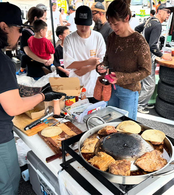 フードブースのにぎわいを撮影。