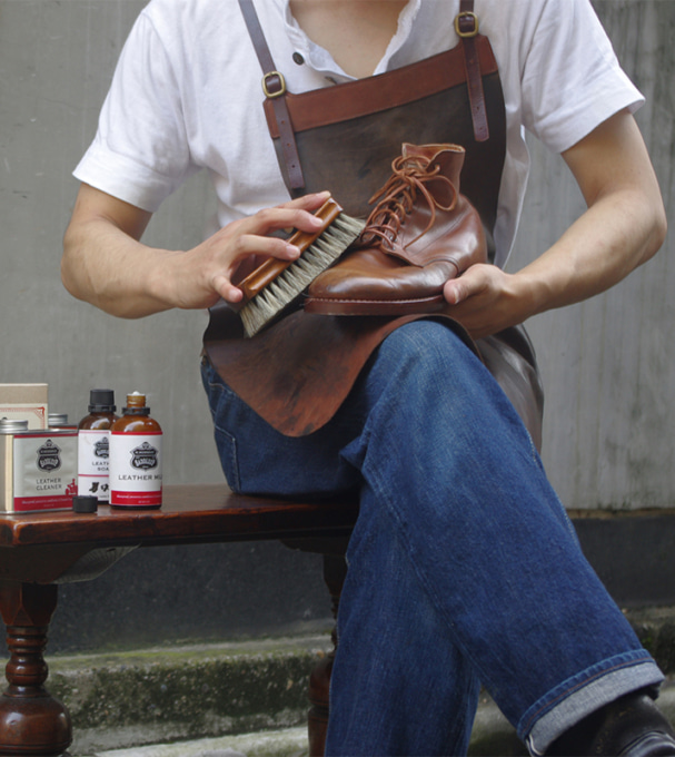 レザーグッズを手入れする職人の手元。PRO R&Dによる革メンテナンス実演。