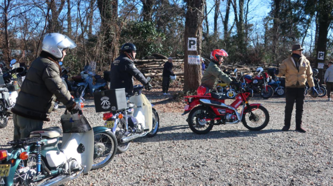 過去のカブミーティングの様子。スーパーカブが並び、ライダーたちが交流している。