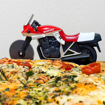 SUZUKI KATANAの魂を切り裂くようにピザへ──