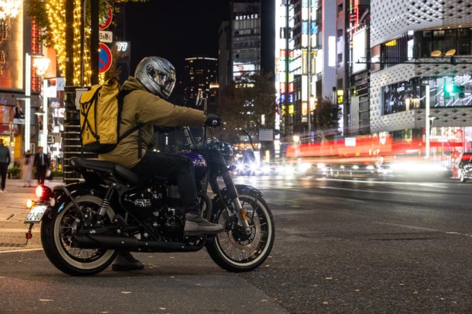 夜の街に映えるGOAN CLASSIC 350