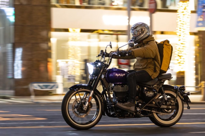 GOAN CLASSIC 350を街中で走らせている走行写真