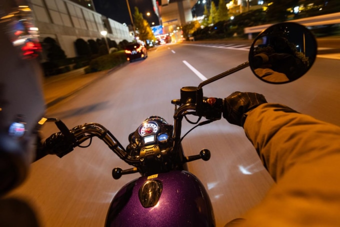 夜の街灯を映すゴアンクラシック350のタンク