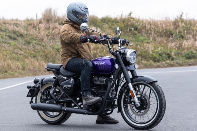 身長170㎝のライダー足つきサイドショット