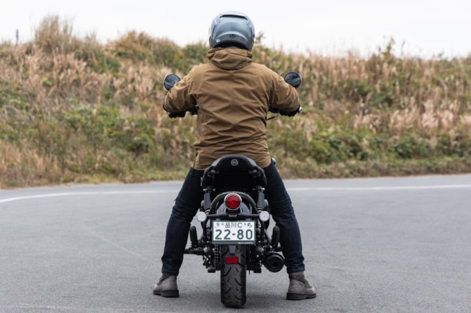 身長170㎝のライダー足つきバックショット