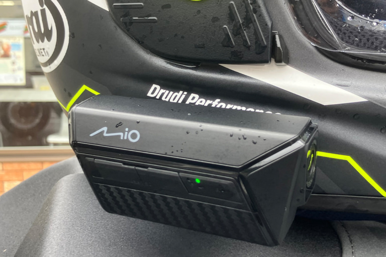 【レビュー】Mio MP20はバイク初心者の最適解！取り付け簡単・価格も控えめなドラレコを徹底検証 - バイクニュース - タンデムスタイル