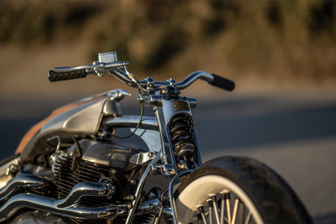 ロイヤルエンフィールドのクラシック650をベースにしたロイヤルエンフィールド公式カスタムバイク『VITA（ヴィタ）』のクラシカルなガーターフォーク