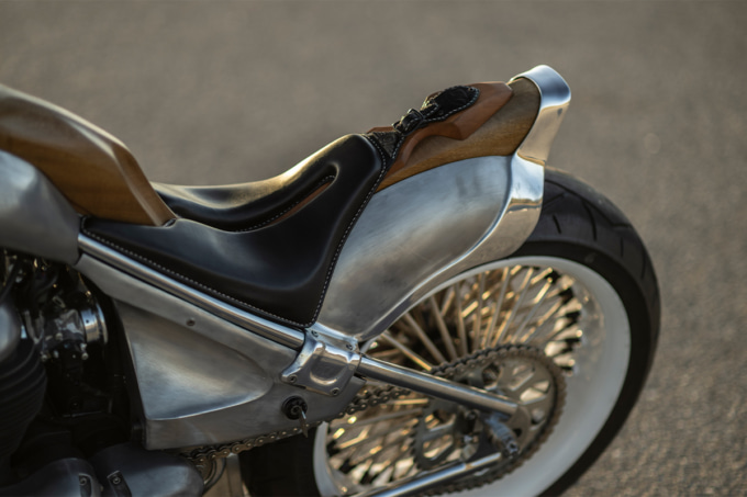 ロイヤルエンフィールドのクラシック650をベースにしたロイヤルエンフィールド公式カスタムバイク『VITA（ヴィタ）』の木目とアルミの地肌が独特な雰囲気をかもし出す造形美