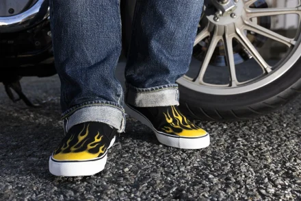 街にもマッチしてライダーにぴったり！　フレイムスベースのオリジナルシューズ