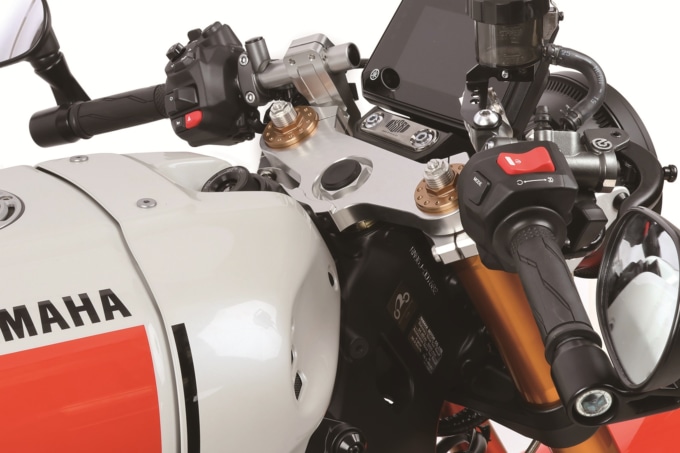 アクティブ製 XSR900用セパレートハンドル&トップブリッジキット 装着