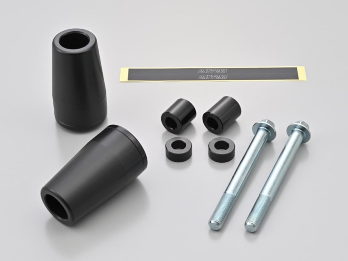 デイトナ製エンジンプロテクターの部品一式。樹脂パッド、アルミベース、ボルト類が並べられた構成パーツ画像。