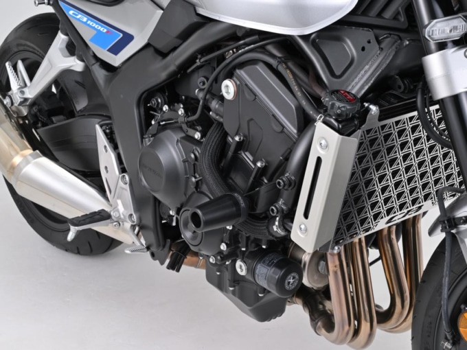 デイトナ製エンジンプロテクターを装着したCB1000Fのエンジンまわり。樹脂パッドとアルミベースの一体構造が確認できる。