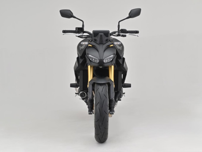 CB1000F正面から見たエンジンプロテクター装着車両。転倒時のスライド保護を意識した位置に取り付けられている。