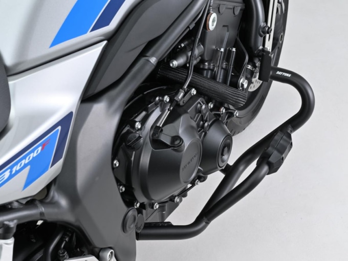 B1000 HORNET/SPに取り付けられたデイトナ製パイプエンジンガード Lower の左側ビュー。エンジン周辺の保護範囲が確認できる。