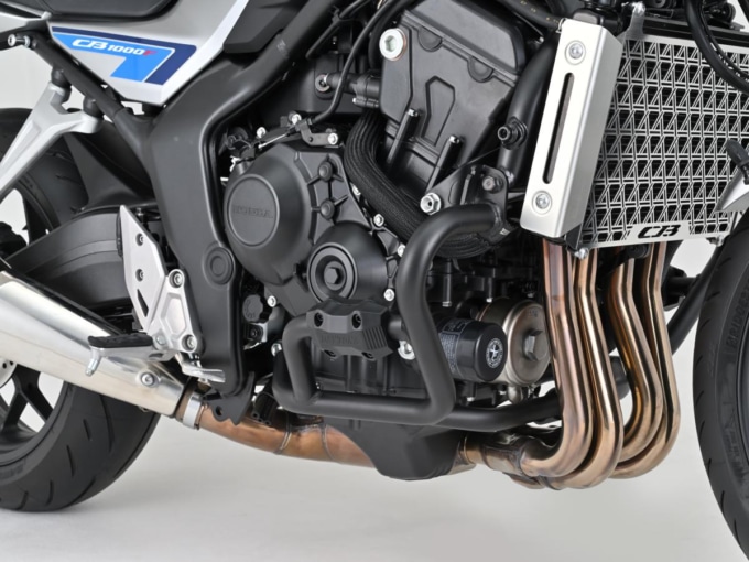 CB1000Fに装着されたデイトナ製パイプエンジンガード Lower の装着イメージ。左右連結構造のメインパイプがエンジン周辺を保護している様子。