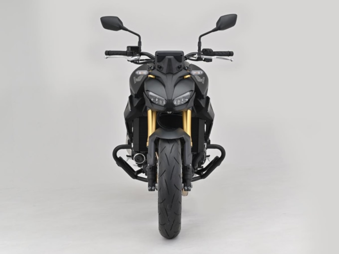 CB1000Fフロントから見たパイプエンジンガード装着車両。立ちゴケ時の保護形状がよくわかる構図。